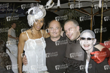 Barbara Becker und Jörg Mink mit Künstlern von Pomp, Duck und Circumstance