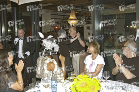 Jörg Mink mit Künstlern von Pomp, Duck und Circumstance, Barbara Becker, Judy Winter, Udo Walz