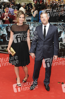 Dermot O'Leary mit Begleitung