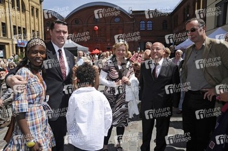 Andrej Hermlin mit Ehefrau Joyce und Kindern, Gesine Lötzsch, Gregor Gysi, Harald Wolf