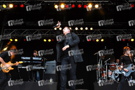 Charlie Burchill, Andy Gillespie, Jim Kerr, Mel Gaynor, Eddie Duffy