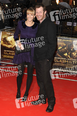 Jason Flemyng mit Begleitung