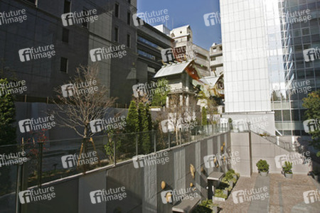 Tempel in Hochhausschlucht