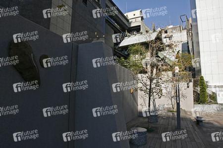 Tempel in Hochhausschlucht