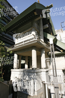 Tempel in Hochhausschlucht