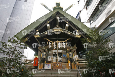 Tempel in Hochhausschlucht