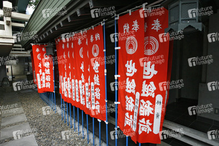 Tempel in Hochhausschlucht