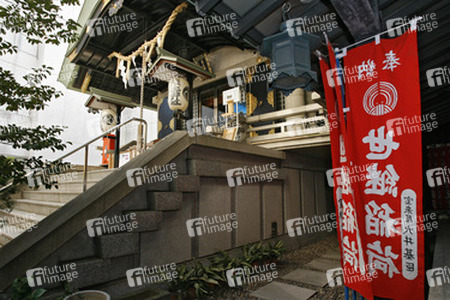 Tempel in Hochhausschlucht