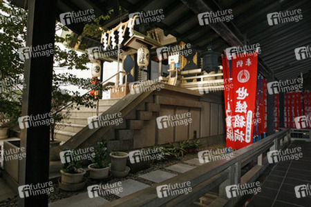 Tempel in Hochhausschlucht