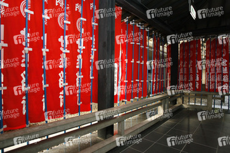 Tempel in Hochhausschlucht