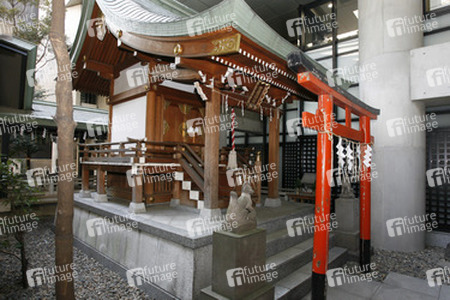 Tempel in Hochhausschlucht