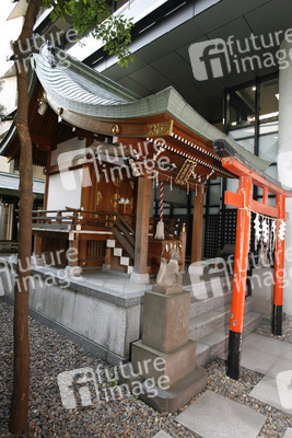 Tempel in Hochhausschlucht