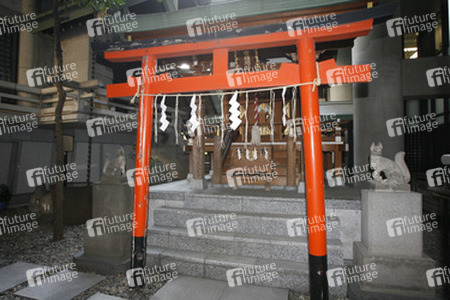 Tempel in Hochhausschlucht