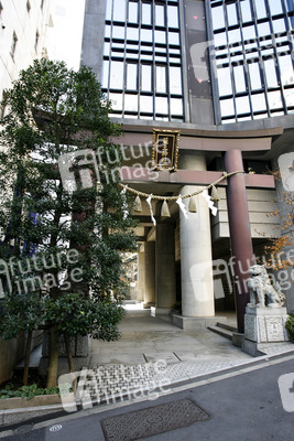 Tempel in Hochhausschlucht