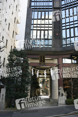 Tempel in Hochhausschlucht