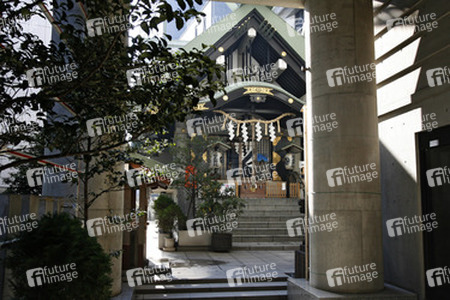 Tempel in Hochhausschlucht