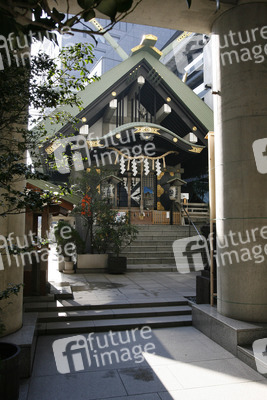 Tempel in Hochhausschlucht