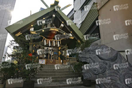 Tempel in Hochhausschlucht