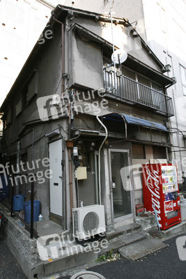 Getränkeautomat vor altem Haus