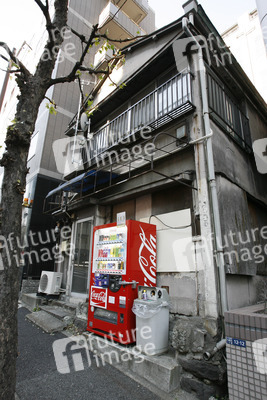 Getränkeautomat vor altem Haus