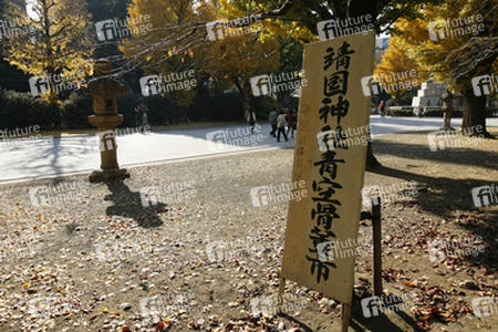 Am Weg zum Yasukuni-Schrein