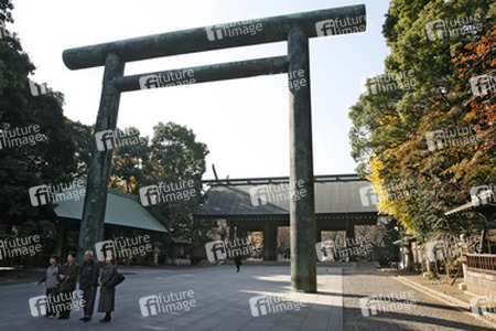 Divine Gate und Hall of Worhip vor dem Yasukuni-Schrein