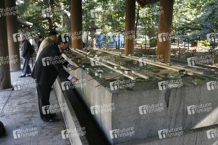 Reinigungsbecken vor dem Yasukuni-Schrein