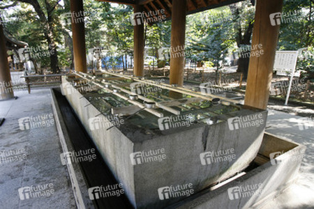 Reinigungsbecken vor dem Yasukuni-Schrein