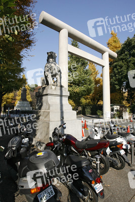 Torbogen auf dem Weg zum Yasukuni-Schrein