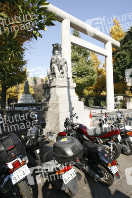 Torbogen auf dem Weg zum Yasukuni-Schrein