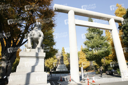 Torbogen auf dem Weg zum Yasukuni-Schrein