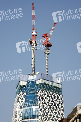Hochaus mit Kränen