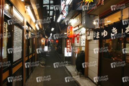Gasse mit Restaurants und Imbiss-Läden