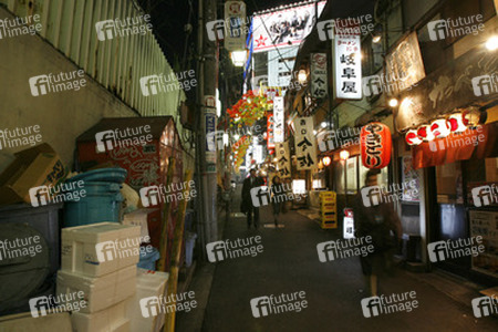 Gasse mit Restaurants und Imbiss-Läden