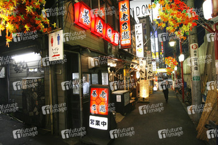 Gasse mit Restaurants und Imbiss-Läden