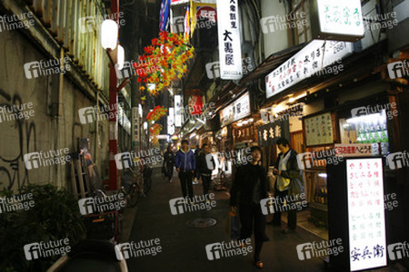 Gasse mit Restaurants und Imbiss-Läden