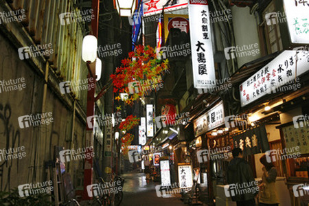 Gasse mit Restaurants und Imbiss-Läden