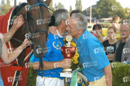 'Fotoboy Diamant' mit Jockey und Trainer Gerhard Biendl