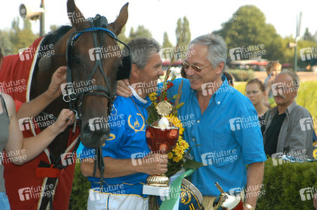 'Fotoboy Diamant' mit Jockey und Trainer Gerhard Biendl