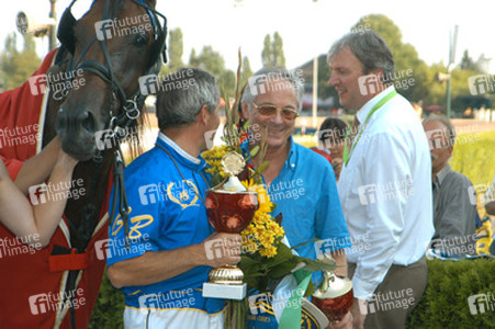 'Fotoboy Diamant' mit Jockey und Trainer Gerhard Biendl
