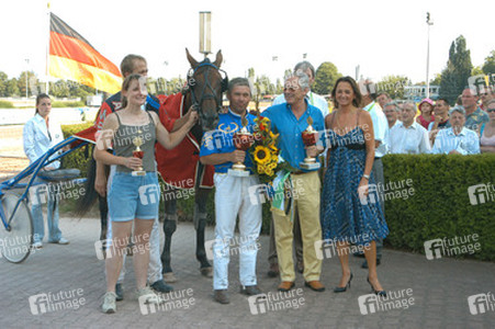'Fotoboy Diamant' mit Jockey und Trainer Gerhard Biendl und Frau Pöttgen