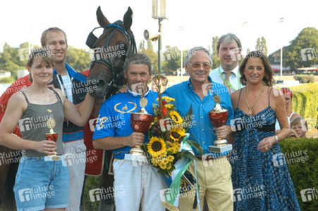 'Fotoboy Diamant' mit Jockey und Trainer Gerhard Biendl und Frau Pöttgen