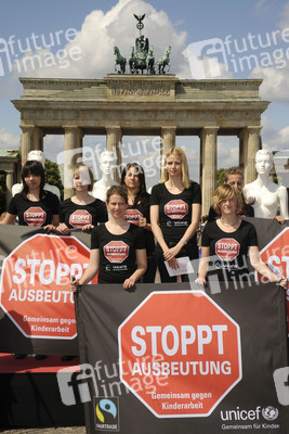 Eva Padberg und Aktivistinnen von UNICEF und Fairtrade