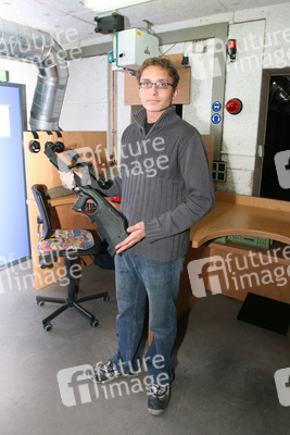 Mitarbeiter imit Kleinkaliber-Gewehr M22