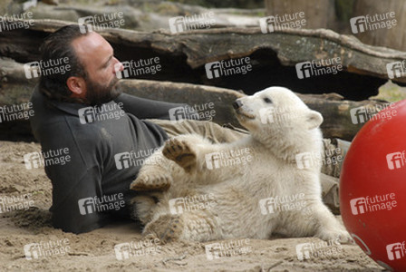 Eisbär Knut mit Tierpfleger Thomas Dörflein