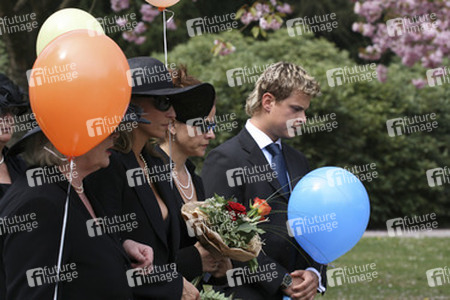 Angelika Beil, Caroline Beil, Pete Dwojak