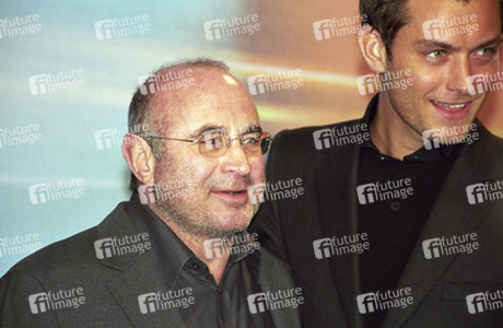 Bob Hoskins, Jude Law