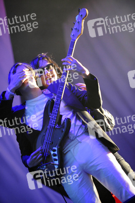 Nikolai Fraiture, Julian Casablancas (The Strokes)