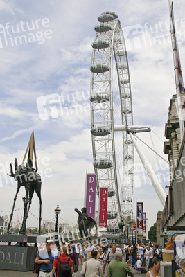 London Eye / Millennium Wheel mit Dali Statuen
