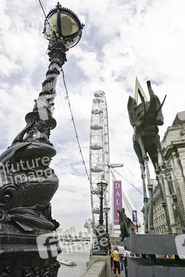 London Eye / Millennium Wheel mit Dali Statue
